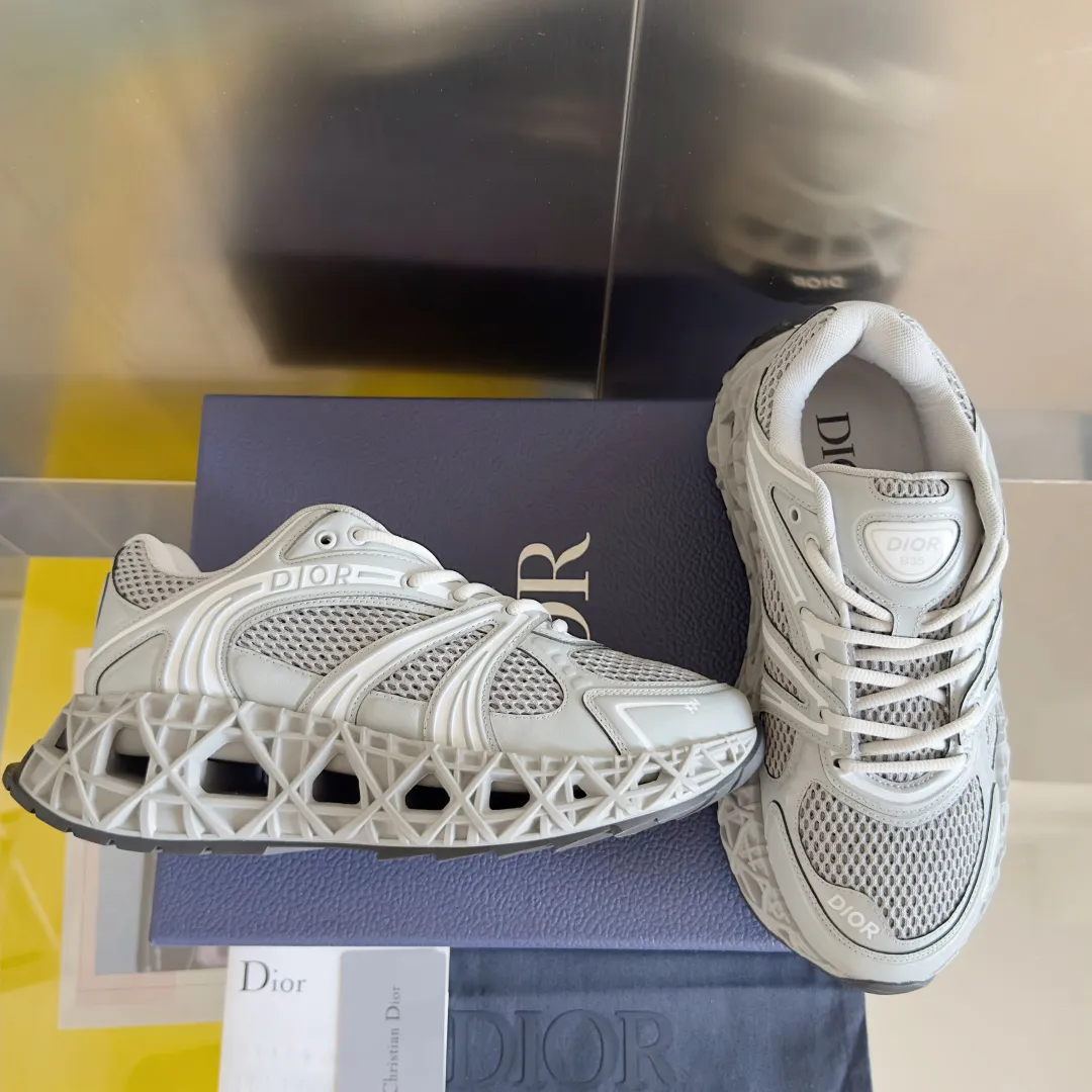 【DIOR】P:800💰 Men's 39-44. (Male 45.46 custom-made) Dior kawa Dior joint 2025ss casual sports shoes‼ ️ Reinterpret running shoes with dior’s haute couture style. b35 is made of fine-textured leather and mesh fabric materials. It can be worn in all seasons, is comfortable and breathable, and has many lines on the shoe body to outline details. It has a full retro three-dimensional feel and can create a casual look all year round!